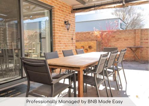 Orange House | Cozy Villa on Rosemary - Private Walk to CBD, 4-Star Stay