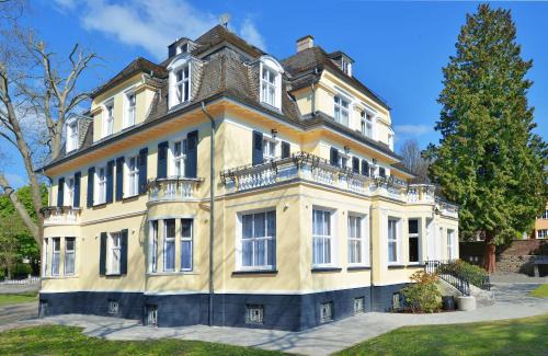 Diez Hotel | Villa Oranien: Family-Friendly Retreat with Hot Tub Access