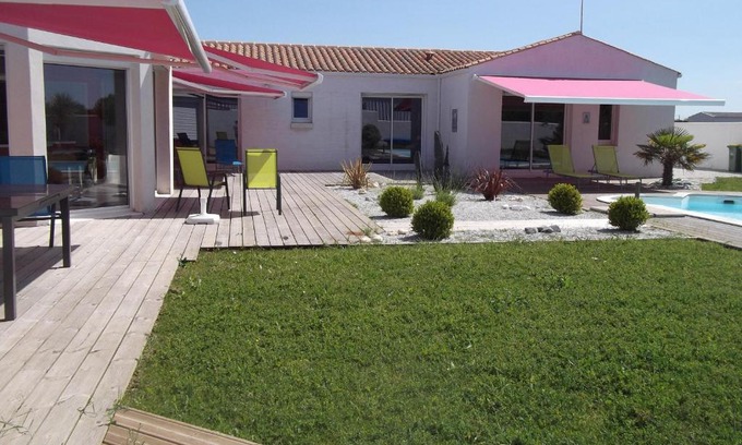L'Echardiere Villa | Relax at Villa Oyala: Pet-Friendly Retreat with Pool