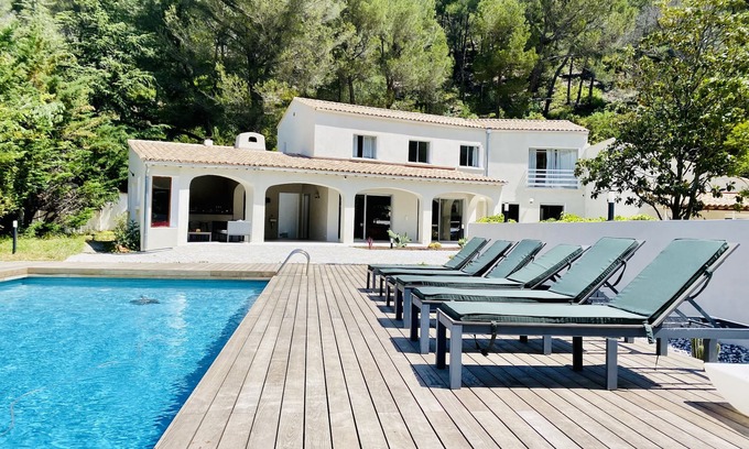 Gemenos Cabin | Villa & Padel 5*: Guest Rated 10/10 with Pool and Breakfast