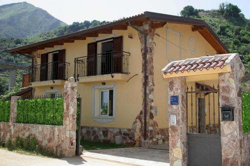 Chianalea Bed & Breakfast | Cozy Villa Paladino: Pet-Friendly B&B with Ocean Views