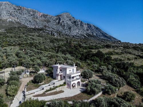 Aktio-Vonitsa House | Villa Palairos: Family-Friendly Retreat with Perfect Reviews