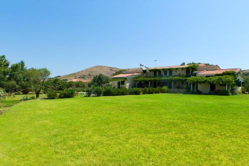 Moudros Apartment | Villa Panorama: Pet & Child Friendly Retreat, Rated 9/10