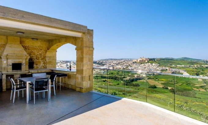 Xaghra Apartment | Villa Panorama: Indulge in Pools and 10/10 Guest Reviews