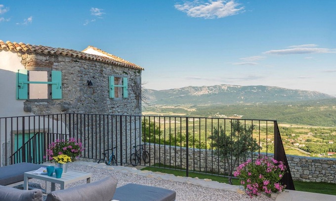 Pican Villa | Villa Paola: Rooftop Pool Oasis in Central Istria