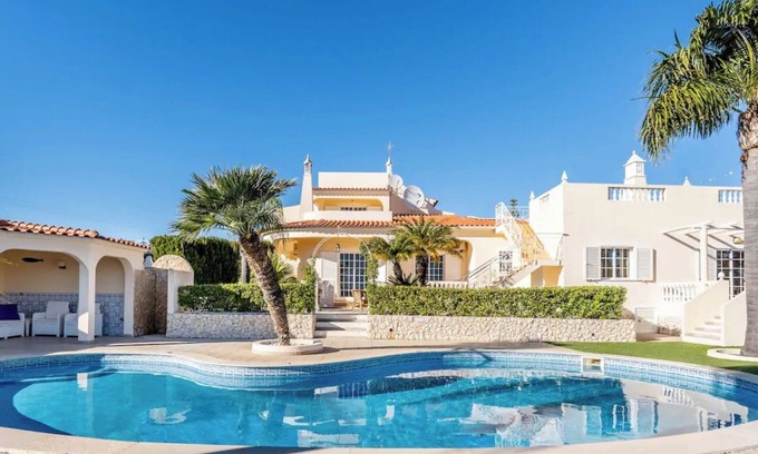 Lagoa e Carvoeiro Villa | Villa 'Paraíso': Oceanfront Retreat with Private Pool & Wi-Fi