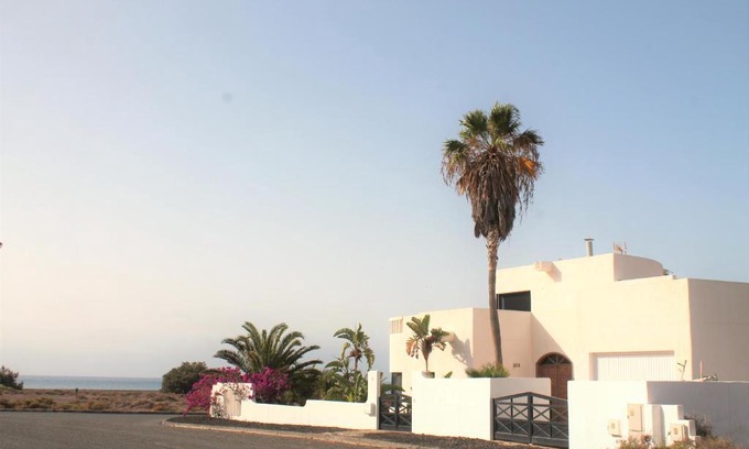 Giniginamar Villa | Discover Villa Paradise Beach: Oceanfront & Pet Friendly Stay