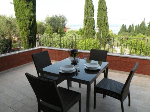 Sirmione Apartment | Delightful Villa Paradiso Suite with Oceanfront Views
