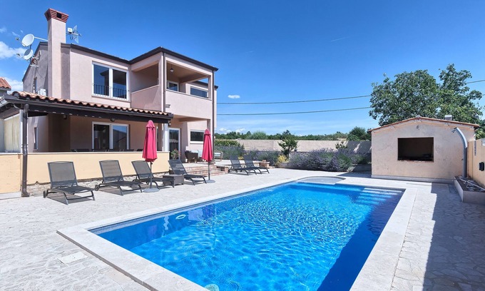 Peruski Villa | Villa Pascal: Ocean View Retreat with Pool and Breakfast