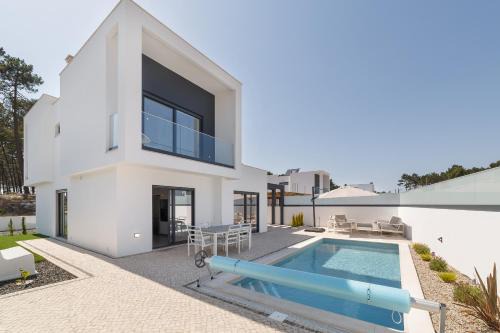 Pataias Villa | Relax at Villa Pataias: Family-Friendly with Pool Access