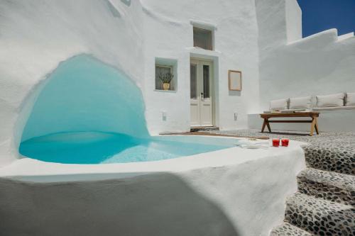 Megalochori Villa | Idyllic Villa Patitiri: Cave House with Private Pool in Santorini