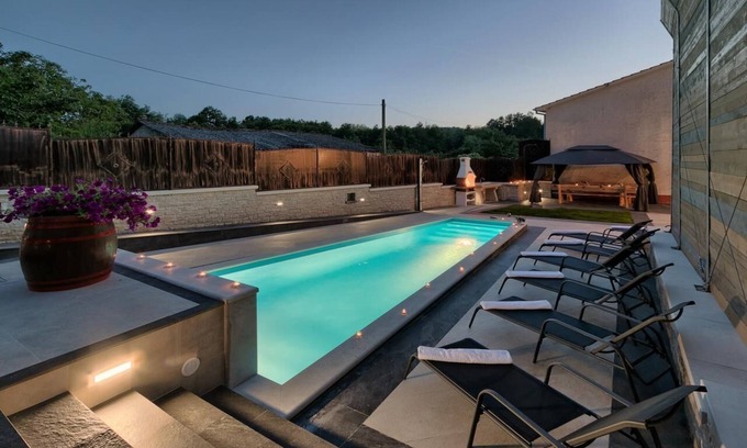 Pazin House | Villa Patrick: Private Pool Oasis for 10 with Free WiFi