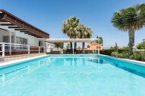 Alhaurin de la Torre House | Relax in Villa Paula Los Manantiales with Pool & Family Fun