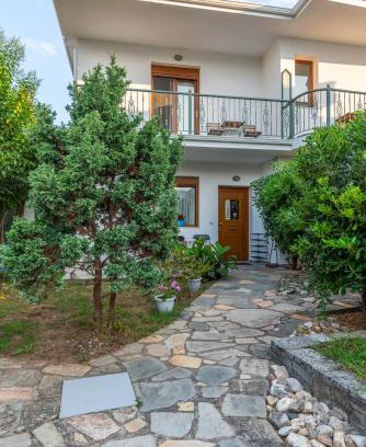 Chrisi Akti House | Villa Pearl: Family-Friendly Haven with Pool & 9.4 Rating
