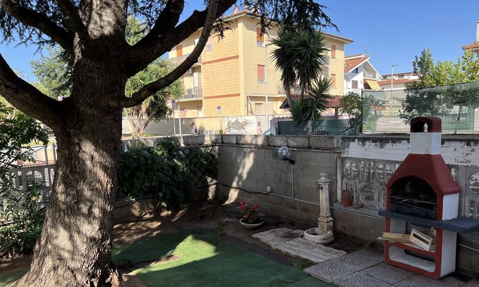 Torvaianica Villa | Villa 'Pepe's House - Pomezia' with Private Garden, Wi-Fi and Air Conditioning