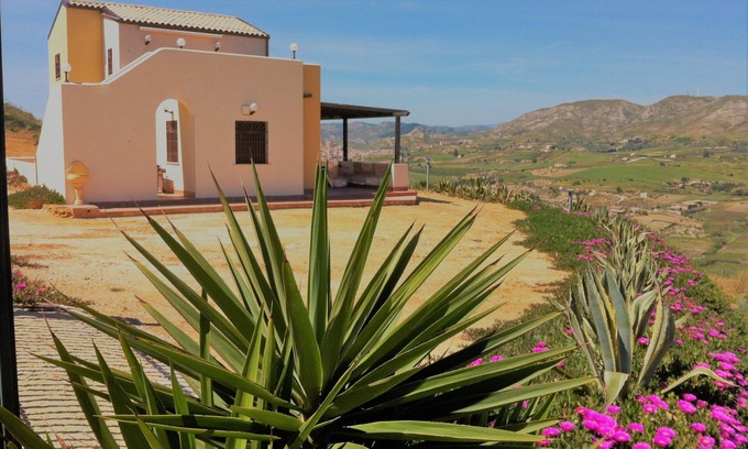 Pergole House | Guest Rated 9.8: Villa Pergole with Ocean View & Pool