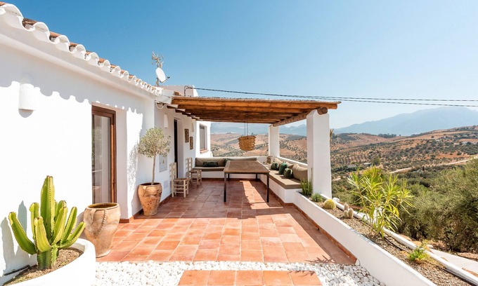 Cutar Villa | Villa 'Perruchena' with Mountain View, Wi-Fi and Air Conditioning