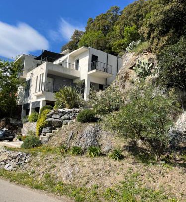 Valle-de-Campoloro House | Oceanfront Villa Petrera: Family-Friendly Getaway