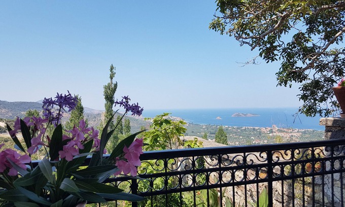Petra House | Villa Petri - Traditional Home with Oceanfront Bliss