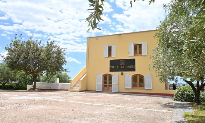 Mondragone Bed & Breakfast | Villa Petrinum B&B - Family Friendly with Breakfast Included