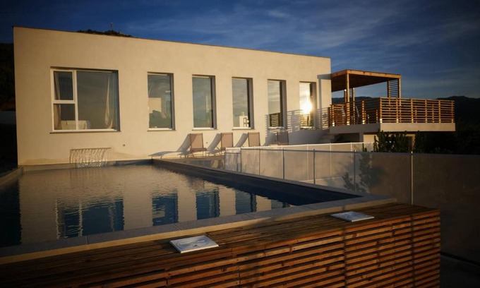 Oletta Villa | Villa Phi: Oceanfront Escape with Incredible 10/10 Rating