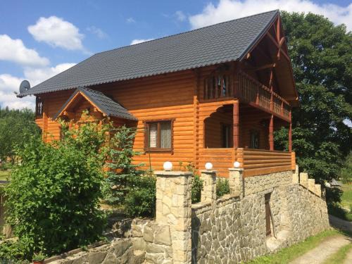 Mykulychyn Cabin | Cozy Villa PidStromom: Oceanfront Stay with Spa & Kitchen