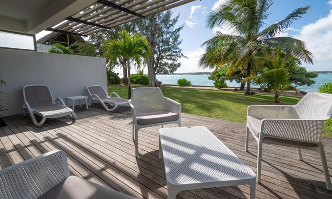 Grand-Baie Villa | Tranquil Villa Pieds dans l'Eau with Ocean Views & Pool