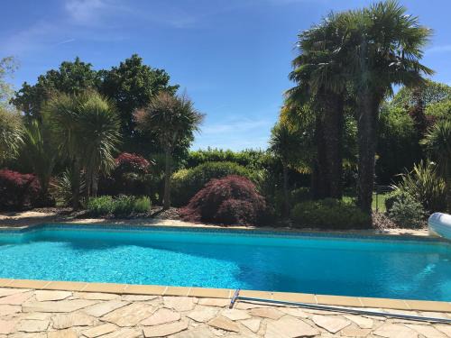 Le Boupere Bed & Breakfast | Villa Pietra: Oceanfront Retreat with Pool & Breakfast