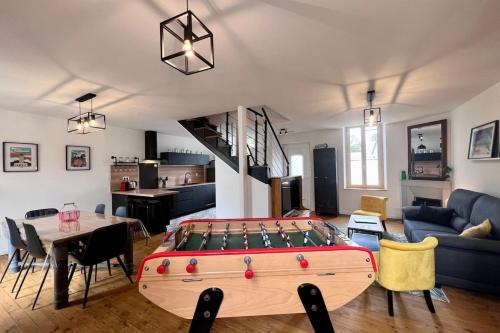 Brive-la-Gaillarde Villa | Serene Villa Platon with Jacuzzi & Garden - 10/10 Rated