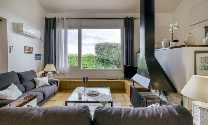 Sant Pere Pescador Villa | Villa "Playa": Oceanfront Retreat with Pool & Wi-Fi Access