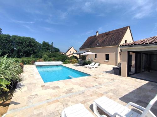 Saint-Crepin-et-Carlucet Villa | Villa Poujol in Dordogne: Relax by the Heated Pool