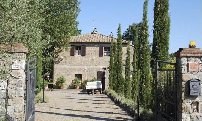 Il Poggio Villa | Villa Podere Isabella: Pet-Friendly Retreat with Pool