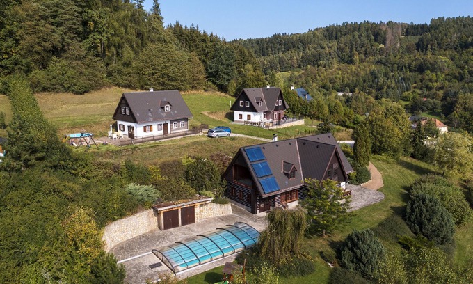 Stupna Villa | Stupna KSS180: Pet-Friendly Retreat with Pool & Breakfast