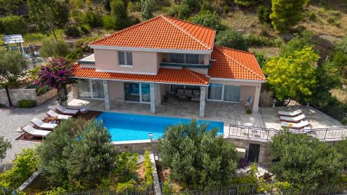 Mimice Villa | Relaxing Villa Porto Mimice with Private Pool and Gym