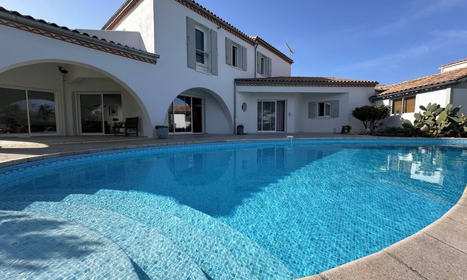 Meschers-sur-Gironde Villa | Seaside Villa Premium Near Royan: Pool & Family Friendly