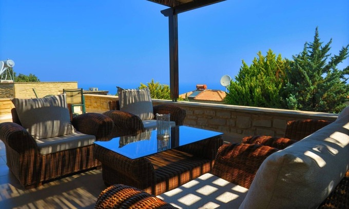 Atsipópoulon House | Villa Preveli: Cozy Villa with Pool near Beach & Village