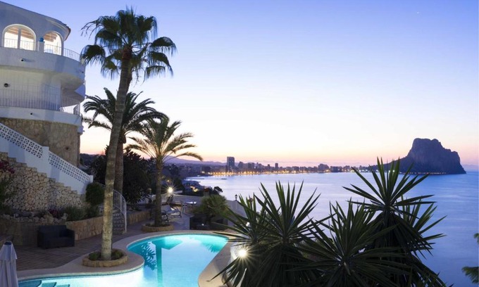 La Canuta Villa | Villa Primera Linea: Oceanfront Escape with Pool & Pet Friendly