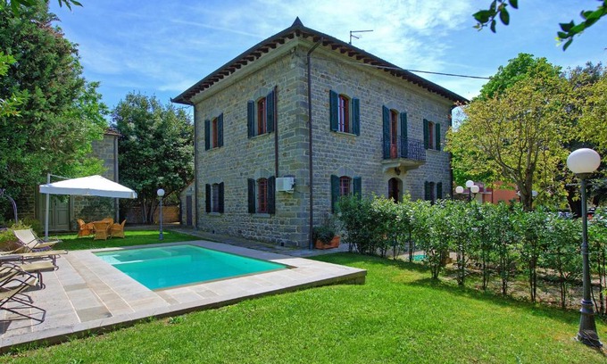 Camucia Villa | Discover Villa Primula: 4-Star Poolside Retreat