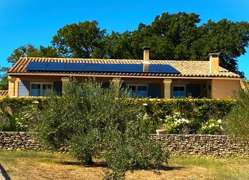 Cabrieres-d'Avignon Villa | Private Villa with Pool & Ocean View near Gordes - 4 Star