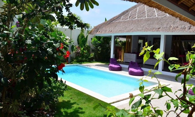 Sunset Road House | Family-Friendly Villa Near All Amenities with Breakfast