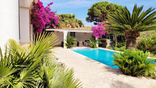Plage de la Garonnette Villa | Relax at Villa Provençale: Oceanfront Oasis near Saint Tropez