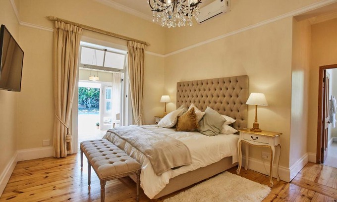 Claremont Bed & Breakfast | Villa Puccini: Guest Rated 9.8 with Pool & Breakfast