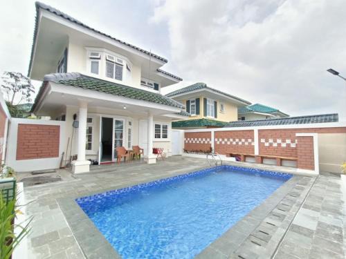 Cipanas Villa | Relax at Villa Puncak Resort Geulis 63 with Pool Access