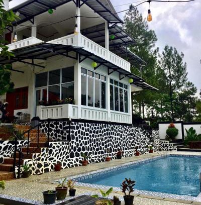 Sukaraja Villa | Escape to Villa Putih Alvaro with Oceanfront Pool Access