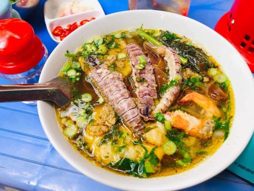 Van Don Hotel | Quaint Song Châu Villa Quan Lạn with Ocean View & Breakfast