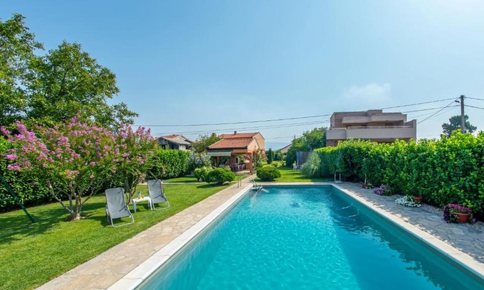 Blagaj Villa | Family-Friendly Villa Queen's Garden with Pool & Pet Access