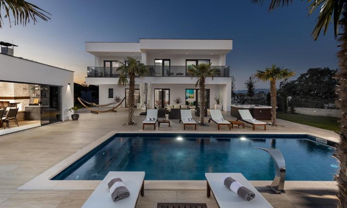 Brisevo Villa | Villa Quercus: Guest Rated 10/10 with Pool & Hot Tub