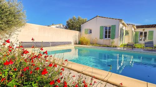 Le Bois-Plage-en-Re Villa | Elegant Villa with Heated Pool and Landscaped Garden