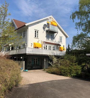 Svelvik Apartment | Villa Rørvik: Pet-Friendly Retreat with Ocean Views