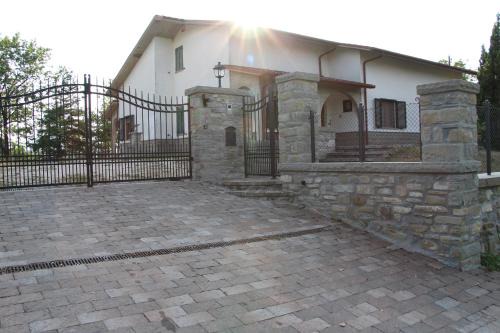 Bagno di Romagna Villa | Pet-Friendly Villa Raggio della Valle with Hot Tub & Breakfast